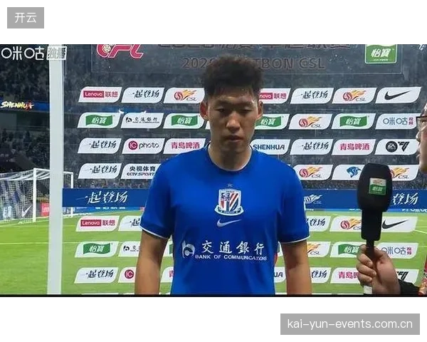 上海申花的朱辰杰在后防线上表现稳健，其出色的防守数据和出球能力备受瞩目。